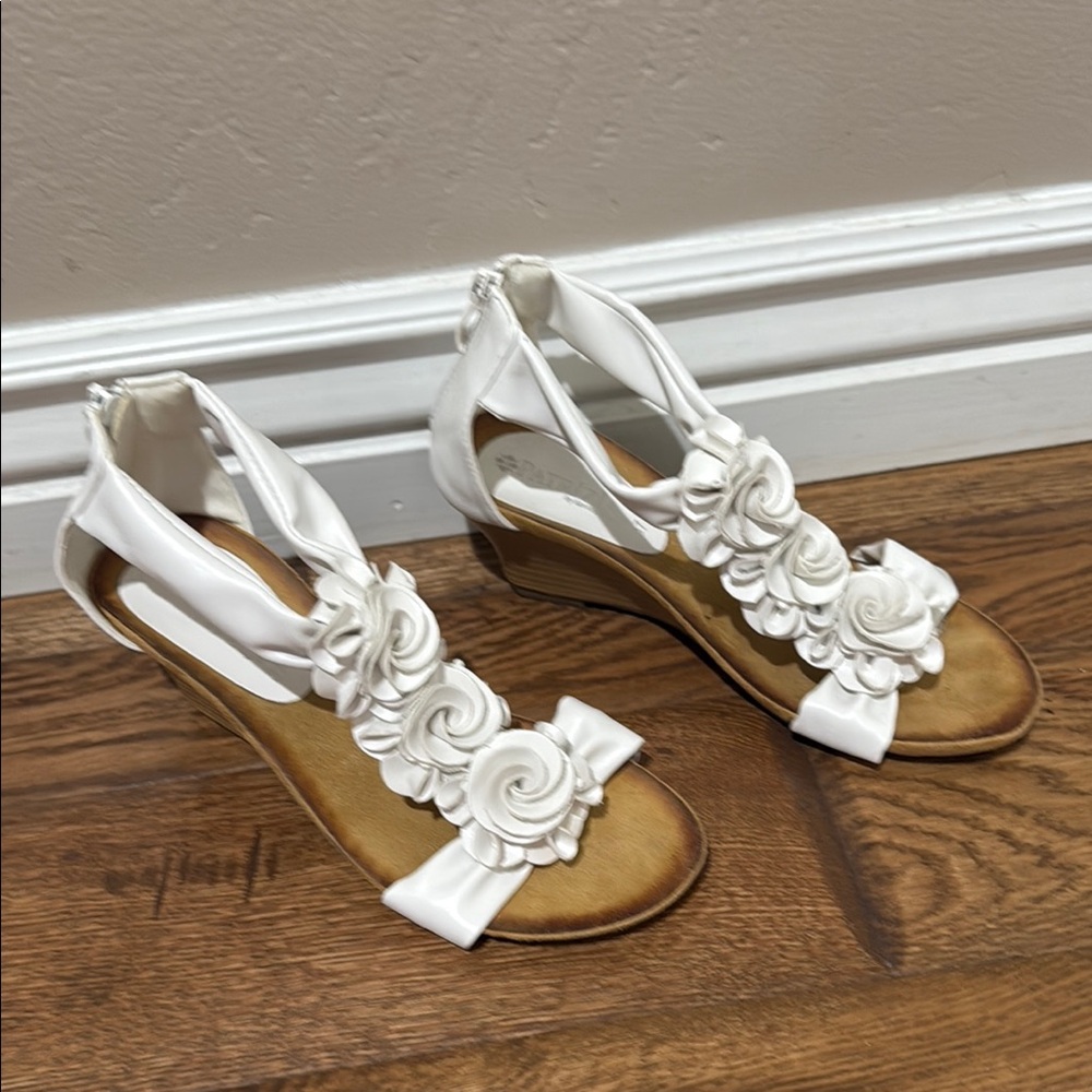 Elegant White Wedge Shoes with Floral Accents